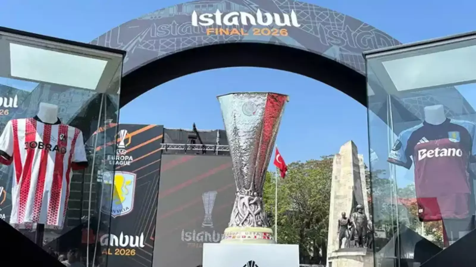 Avrupa Ligi kupasını Beşiktaş Meydanı'na İlhan Mansız getirdi