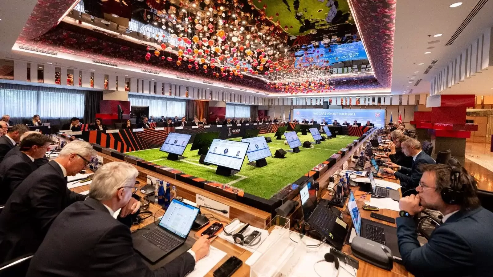 İstanbul'daki UEFA Yönetim Kurulu Toplantısı'nda çıkan kararlar belli oldu! EURO 2028 sonrası yeni format...