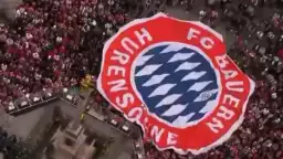 Bayern Münih'in şampiyonluk kutlamasında pankart skandalı! Kimse fark etmedi