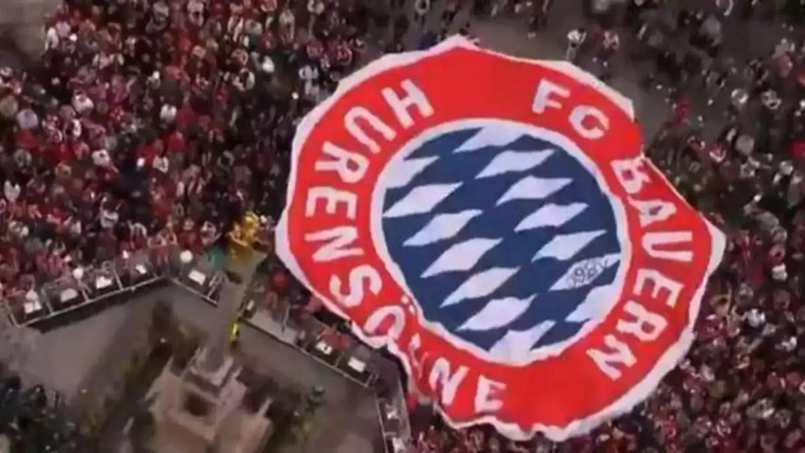 Bayern Münih'in şampiyonluk kutlamasında pankart skandalı! Kimse fark etmedi