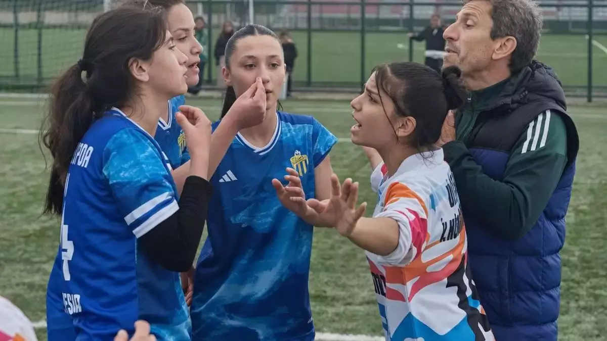  Gençlikspor - Karaçayırspor maçında saç saça baş başa kavga! 5 kırmızı kart
