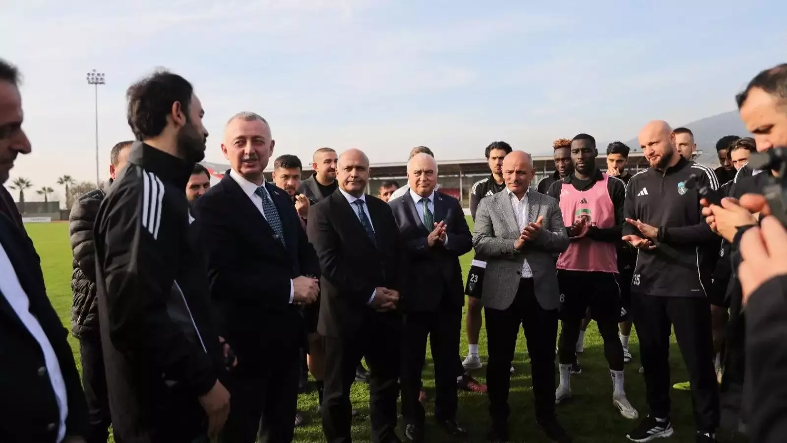 Kocaeli Büyükşehir Belediye Başkanı Tahir Büyükakın'ın Kocaelispor Başkanı Recep Durul ile birlikte takımın antrenmanını ziyaret ettiği an.
