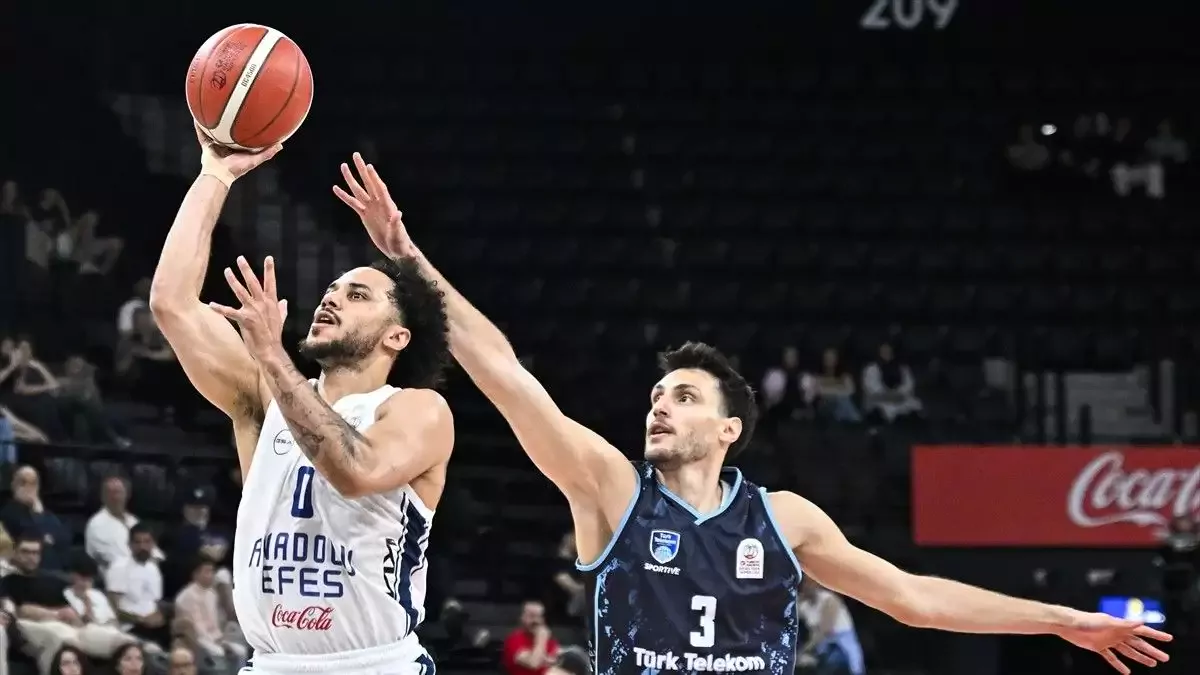 Anadolu Efes, Türk Telekom karşısında seride 1-0 öne geçti!