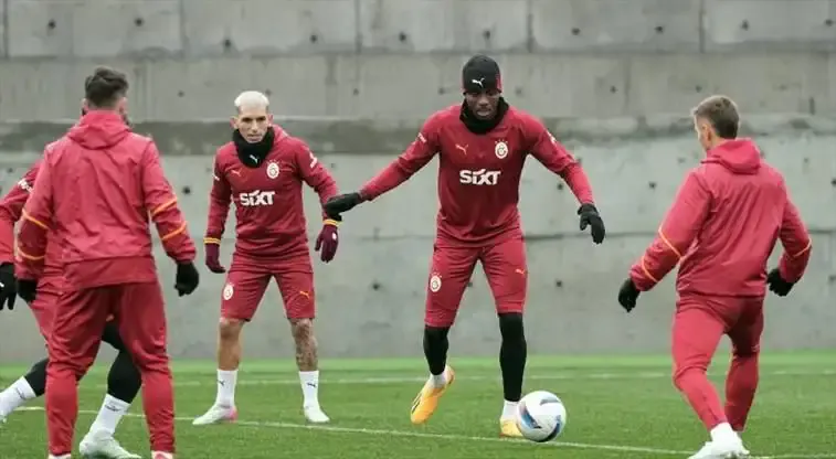 Galatasaray takımının Kemerburgaz Metin Oktay Tesisleri'nde yaptığı antrenman