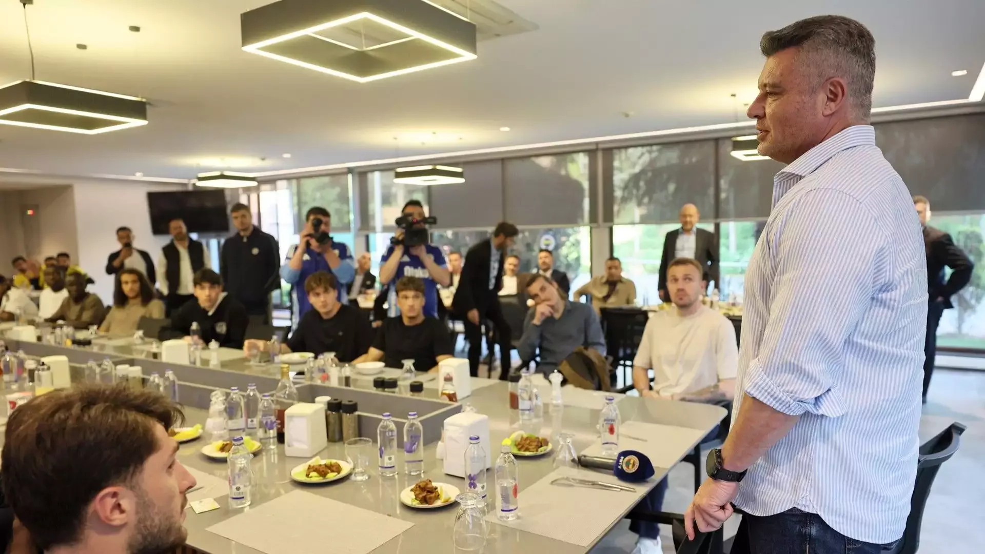 Fenerbahçe yönetimi, futbolcularla bir araya geldi