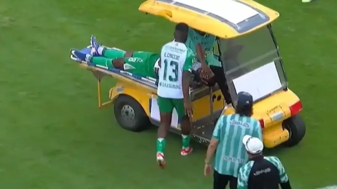 Video | Sahaya giren sağlık aracı futbolcuya çarptı!