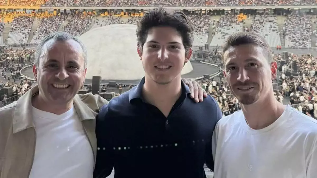 Mert Hakan Yandaş ve Kerim Rahmi Koç dev konseri beraber izledi