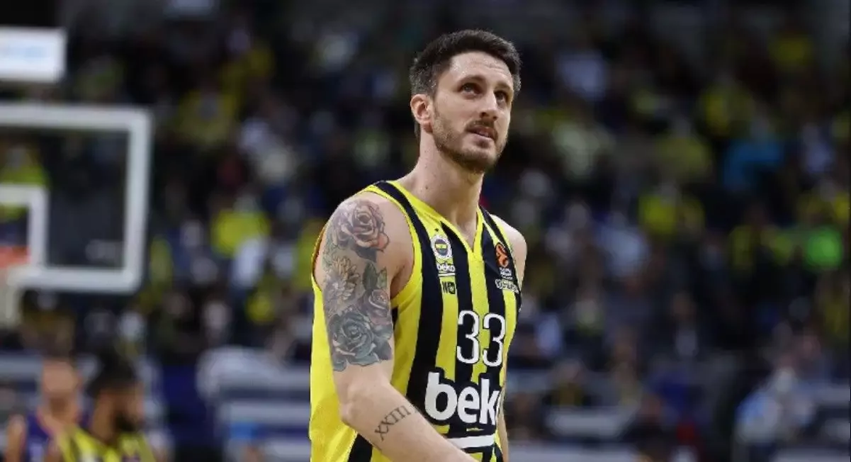 Fenerbahçe ve Anadolu Efes'in eski yıldızı "Beni geçmişteki gibi hatırlamanızı istiyorum" diyerek veda etti
