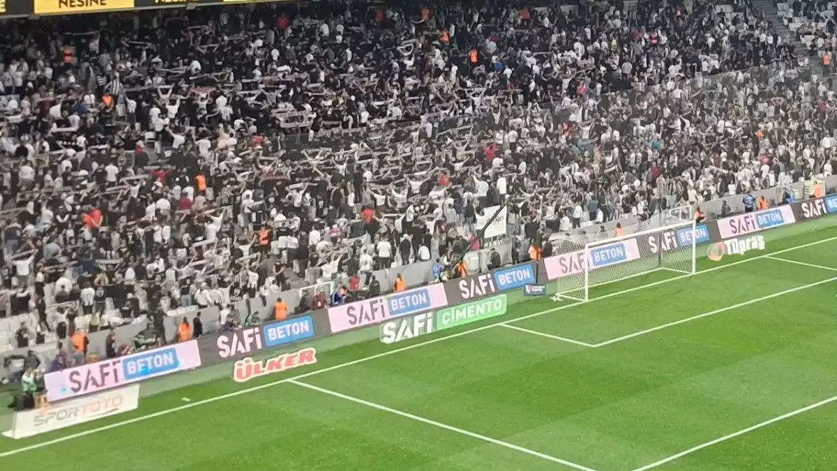 Beşiktaş taraftarından çok konuşulacak protesto!