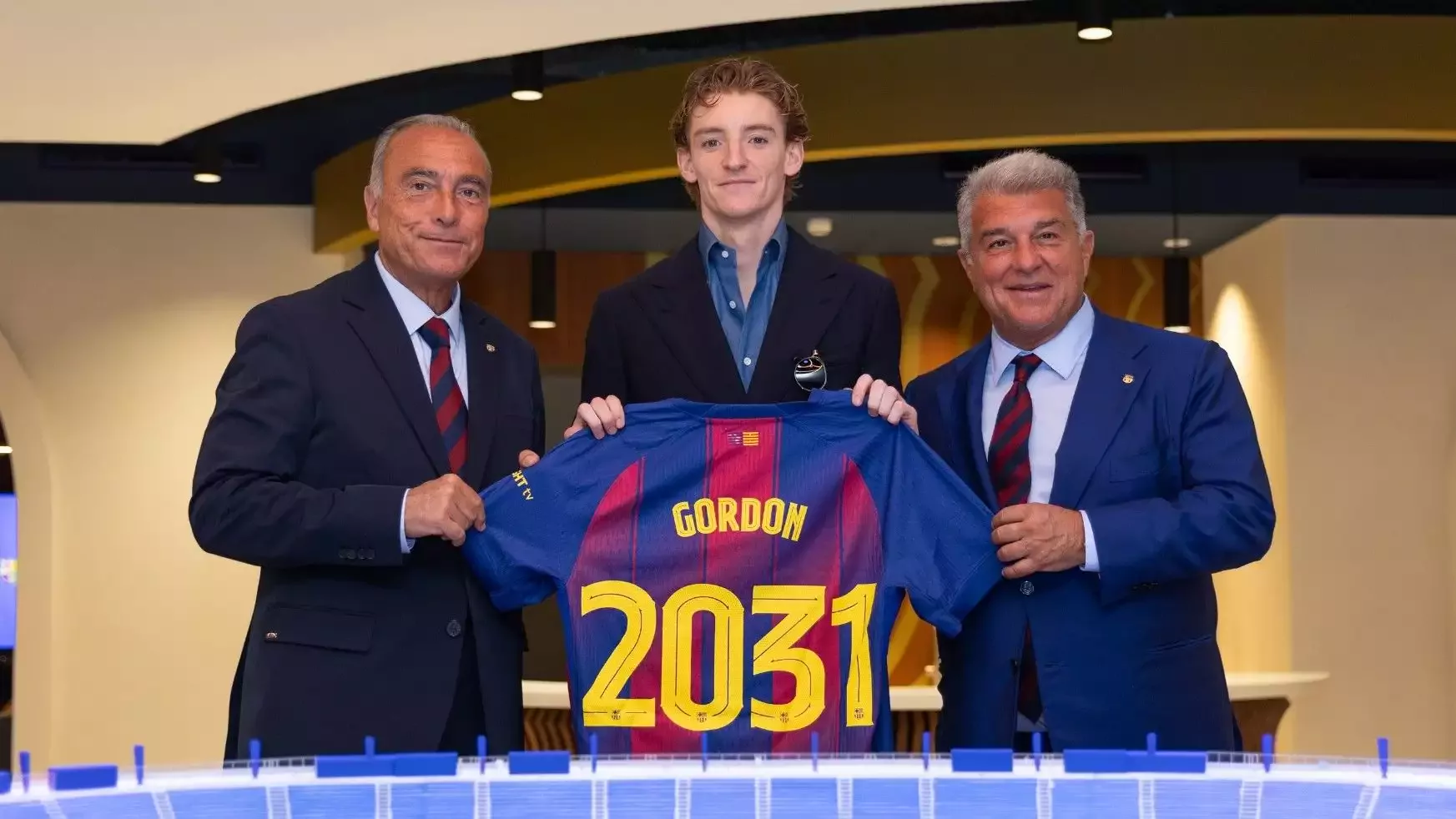 Barcelona ilk hamlesini yaptı: Devler Ligi'nin yıldızı açıklandı!