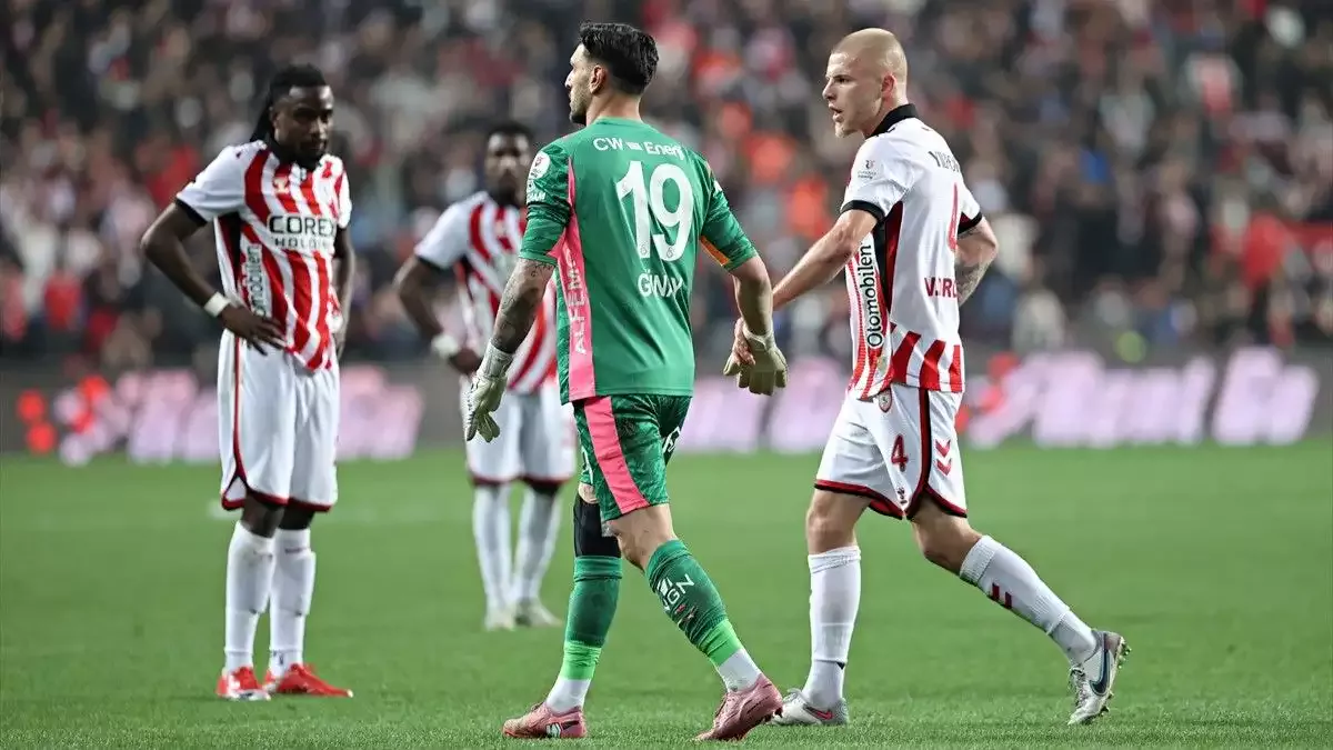 Galatasaray kalecisi Günay Güvenç, Samsunspor deplasmanında kırmızı kart gördü.