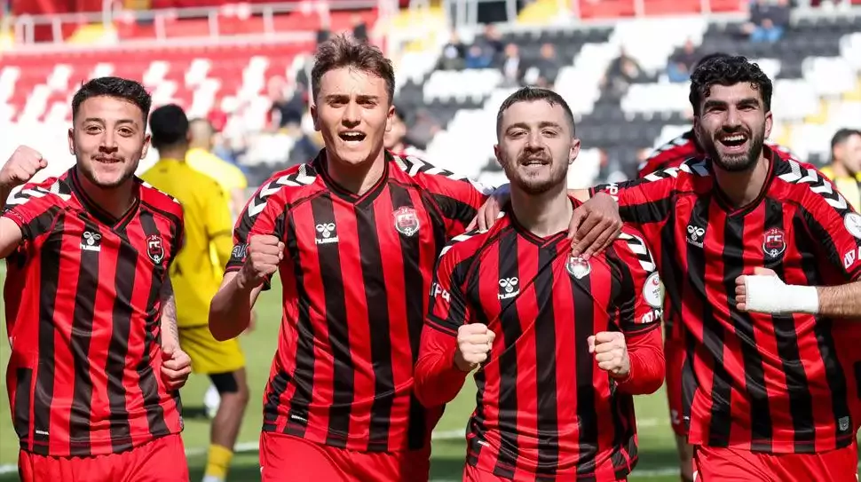24 Erzincanspor futbolcuları