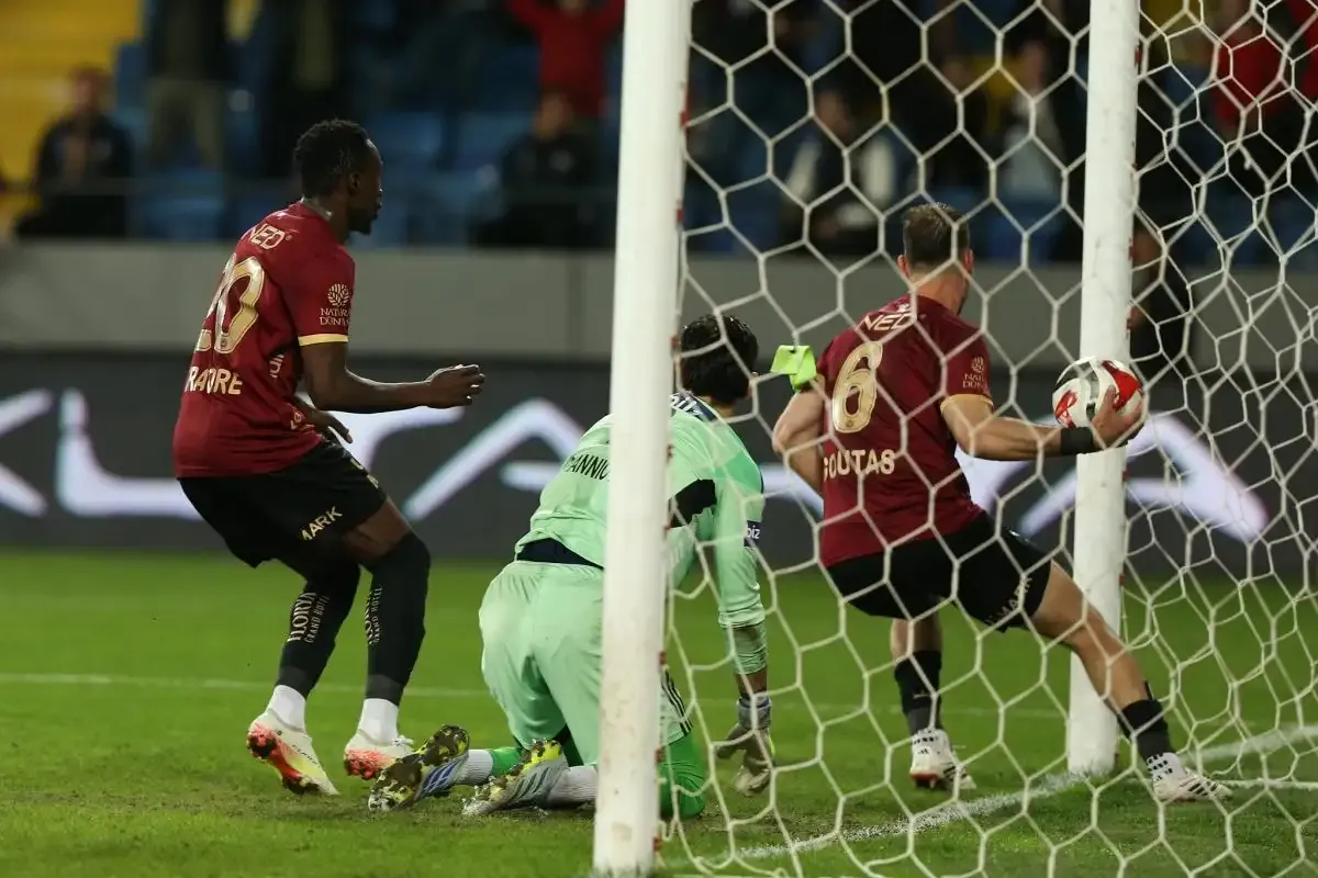 Adama Traore -&nbsp;Dimitris Goutas