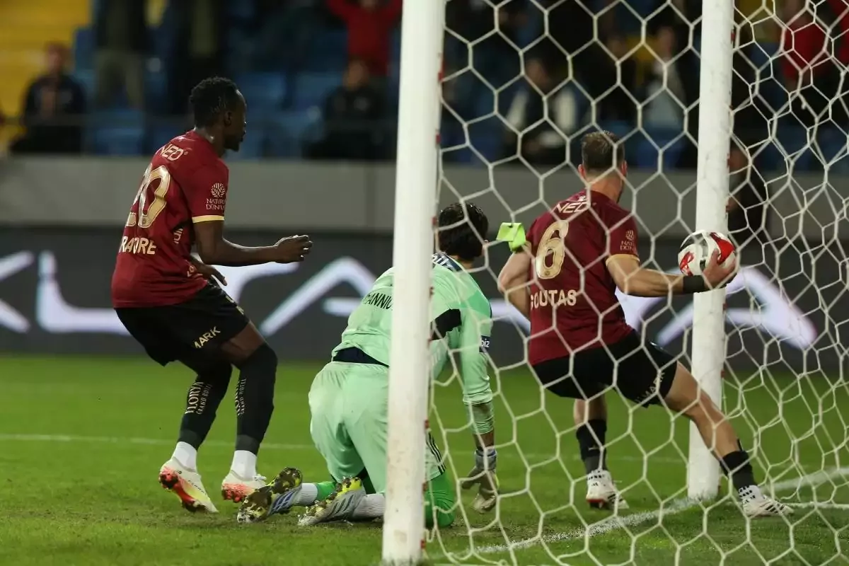 Adama Traore -&nbsp;Dimitris Goutas