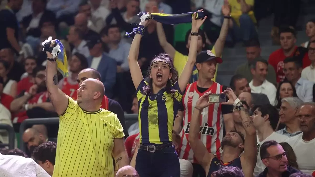 İki Fenerbahçe taraftarı, Olympiakosluların arasında