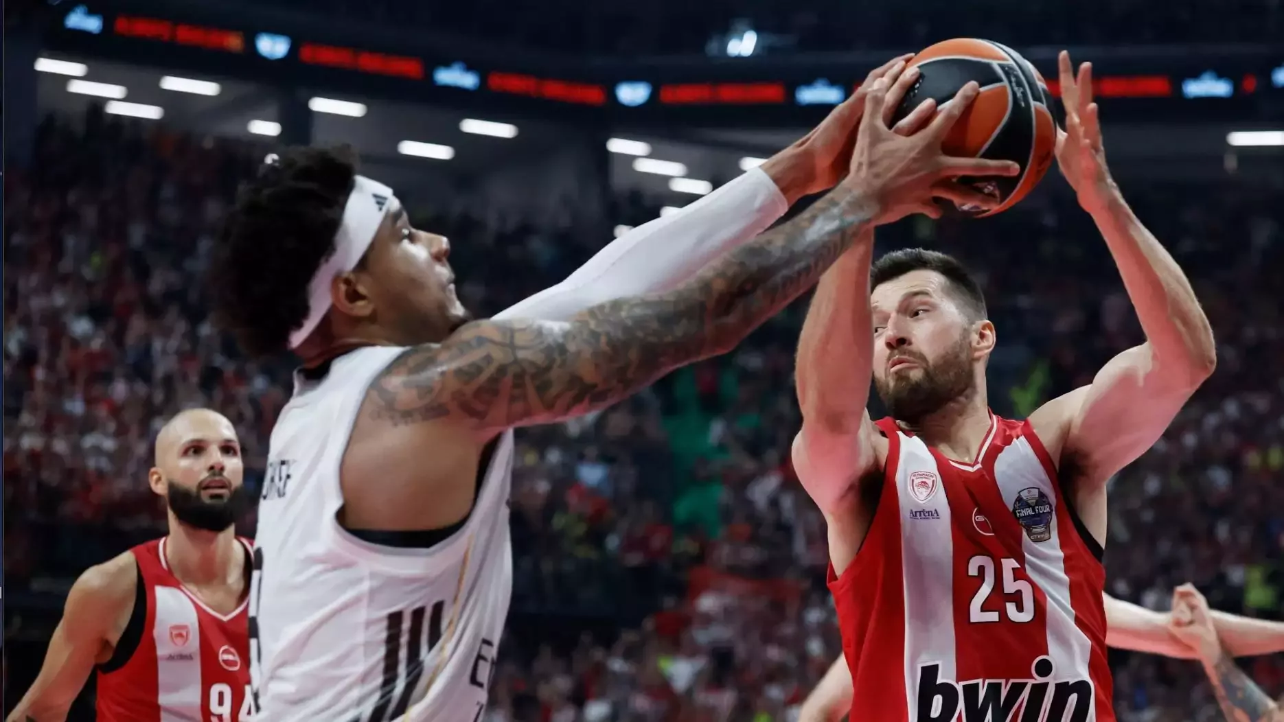 EuroLeague'de şampiyon Real Madrid'i geçen Olympiakos!