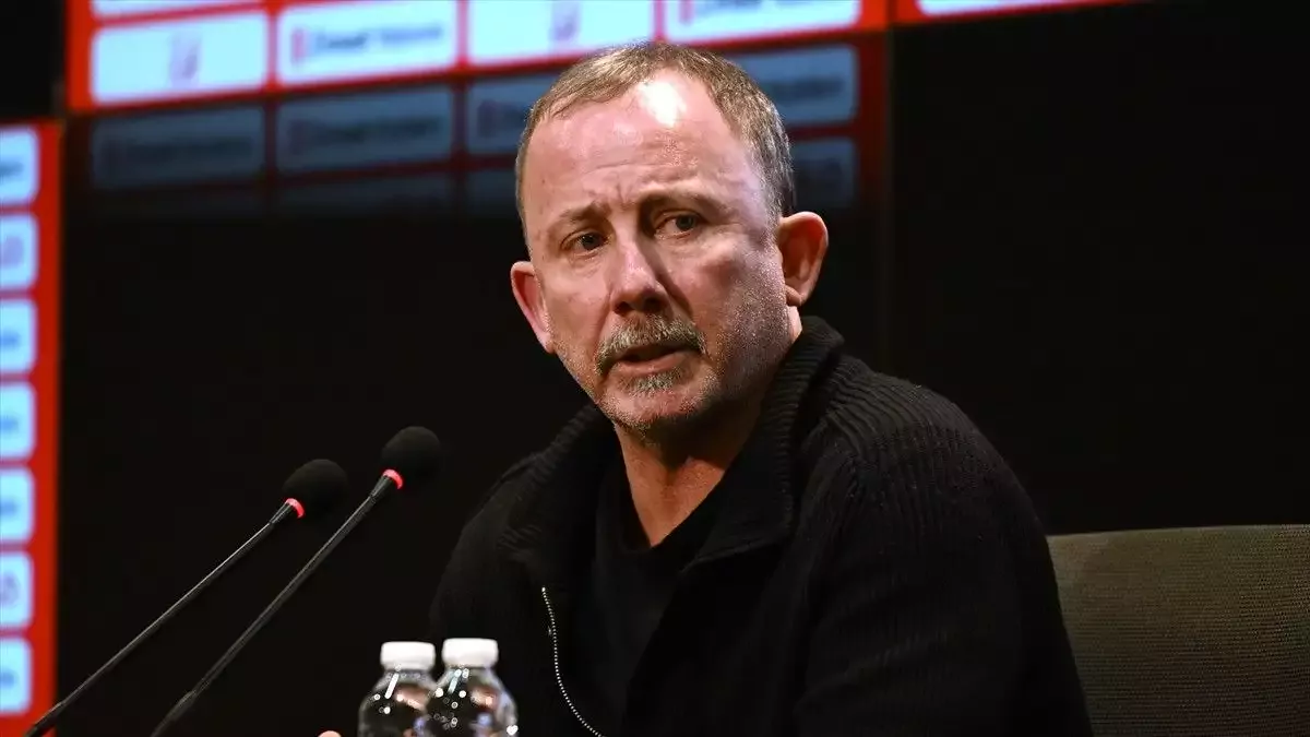 Yönetim ve futbolcular Sergen Yalçın'ın istifasını engelledi: Bırakıp gitmek olmaz! 