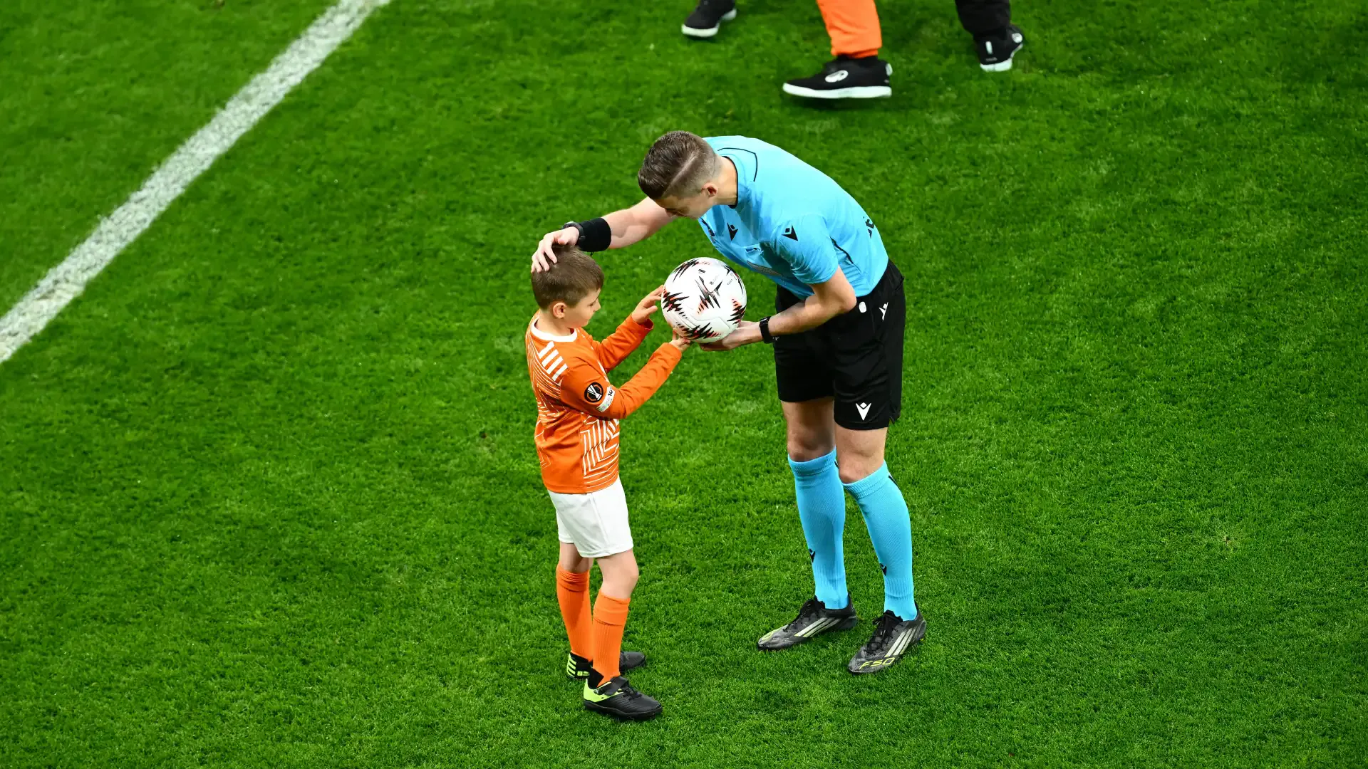 Aort yetersizliğiyle mücadele eden 6 yaşındaki Cihangir, ‘ball carrier’ (maç topu taşıyıcısı) olarak UEFA Avrupa Ligi final maçının topunu başlama vuruşu noktasına taşıdı.