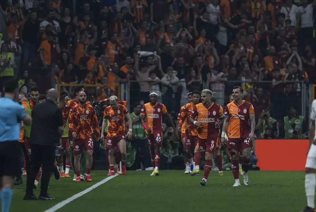 Galatasaray oyuncuları gol sonrası sevinç yaşadı