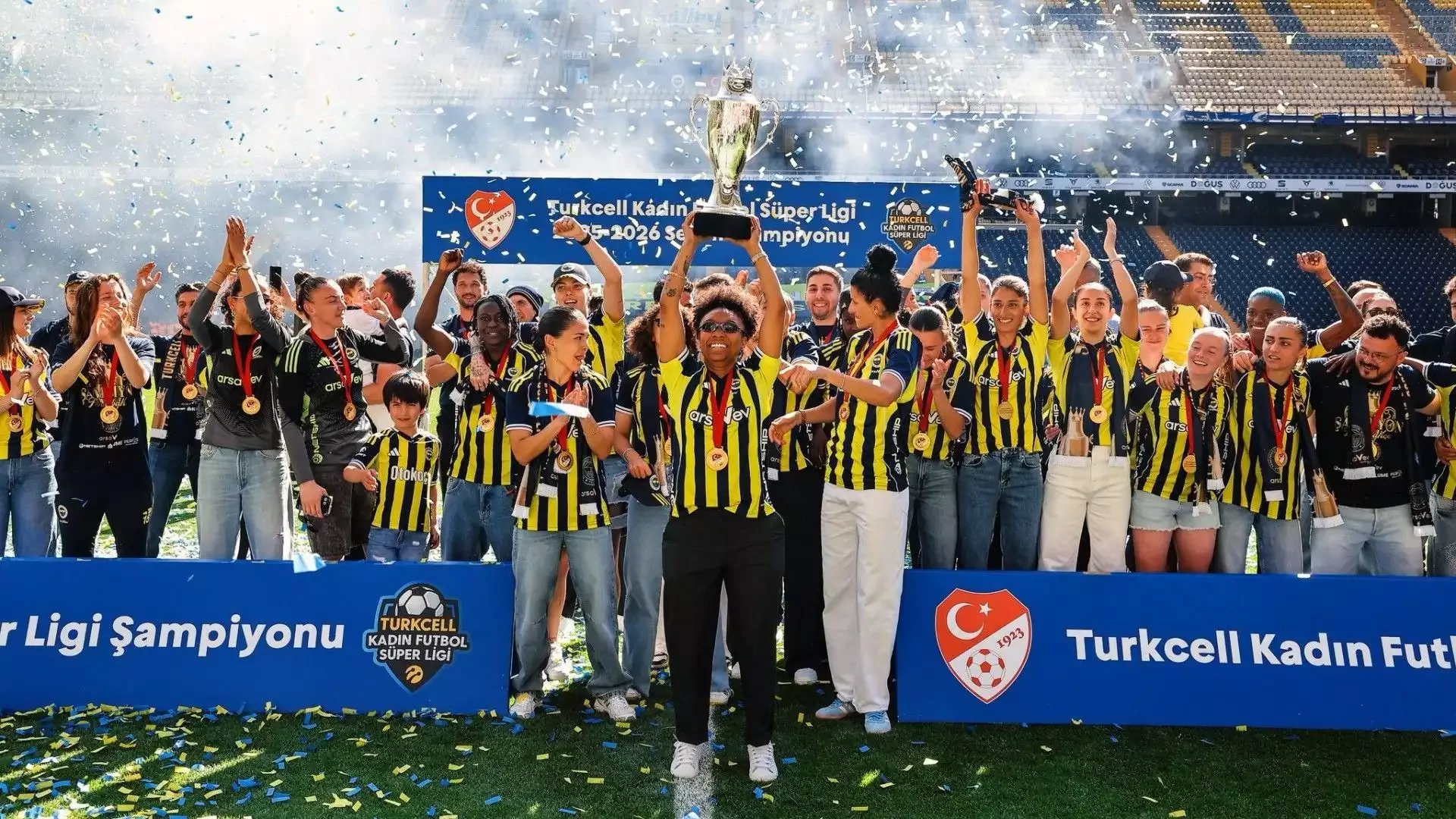 Fenerbahçe ArsaVev şampiyonluk kupasını aldı