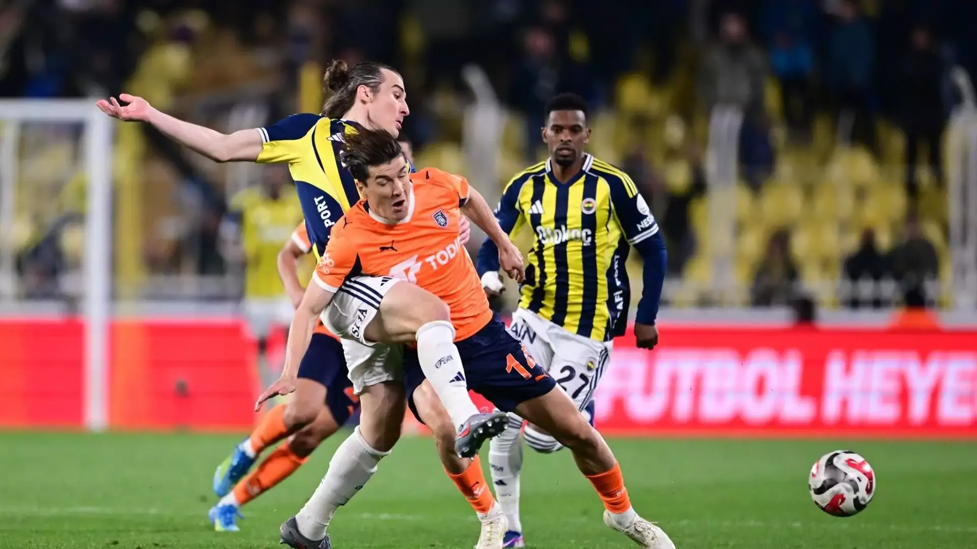 Çağlar Söyüncü: "Fenerbahçe'ye yakışır şekilde mücadele edeceğiz"