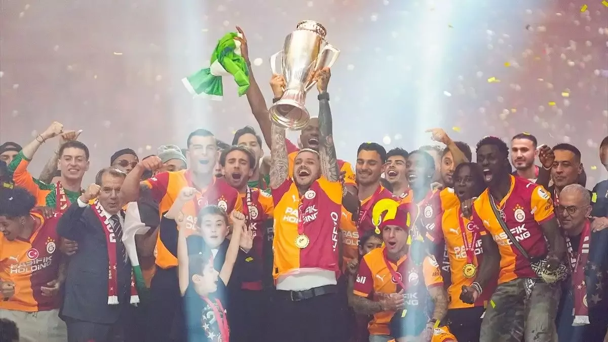 Galatasaray'da 3 futbolcu yolcu!
