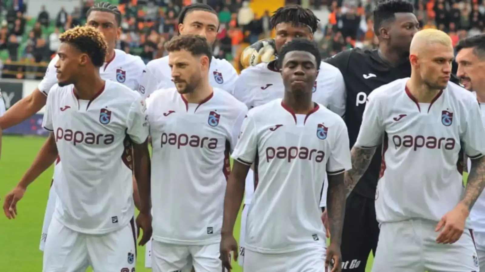 Trabzonspor'un yıldızından olay paylaşım! Türkler ırkçı dedi, sildi!