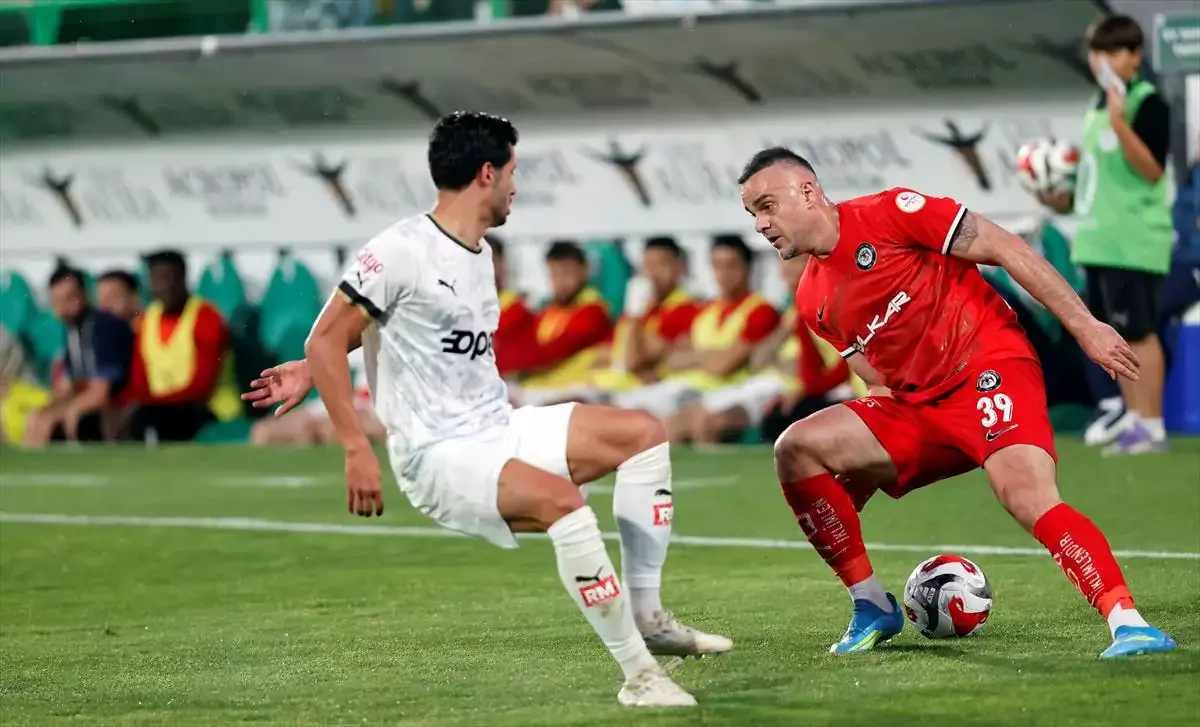 Arca Çorum FK’dan Erkan Kaş, bir pozisyonda rakibiyle mücadele etti.