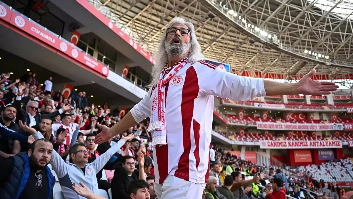 Tribünlerin "Gandalf Dedesi": Kırmızı-beyaz renklere adanan ömür