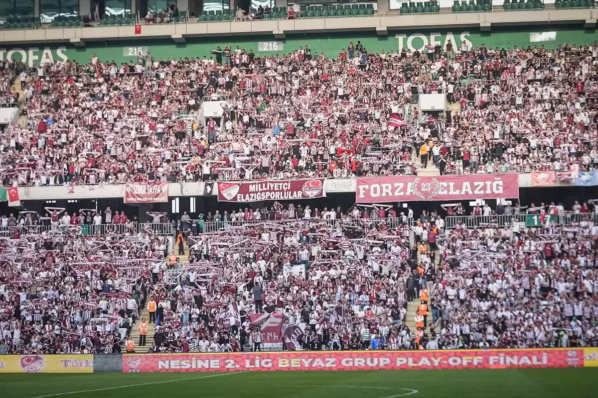 Binlerce Muğlaspor ile Seza Çimento Elazığspor taraftarları, takımlarına destek olmak için stadyuma geldi.