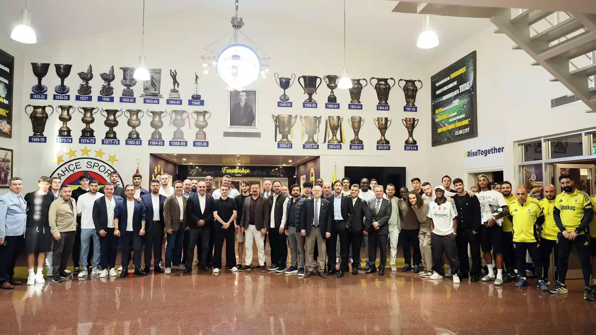 Fenerbahçe yönetimi ve A takım futbolcuları