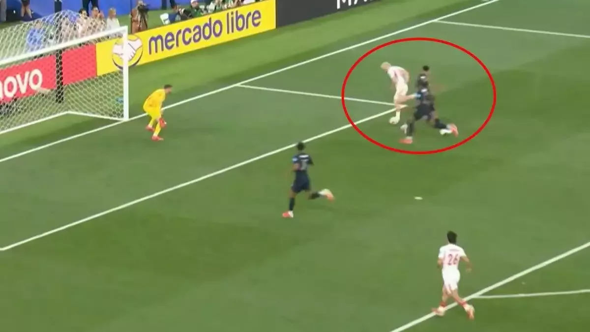 Azerbaycanlı spikerden Barış Alper'e sert tepki! Kaçan gole canlı yayında isyan etti
