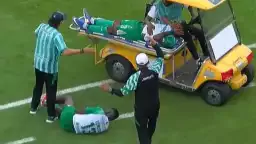 Sakatlanan oyuncuyu taşıyan ambulans, başka bir futbolcuya çarptı