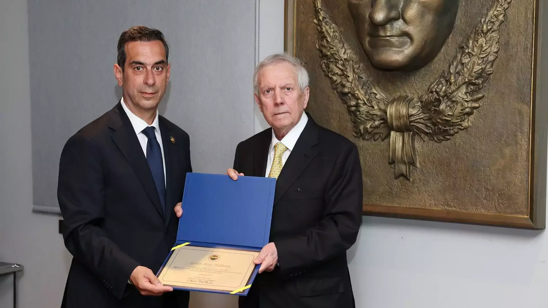 Fenerbahçe'de Aziz Yıldırım ve yönetim kurulu mazbatalarını aldı