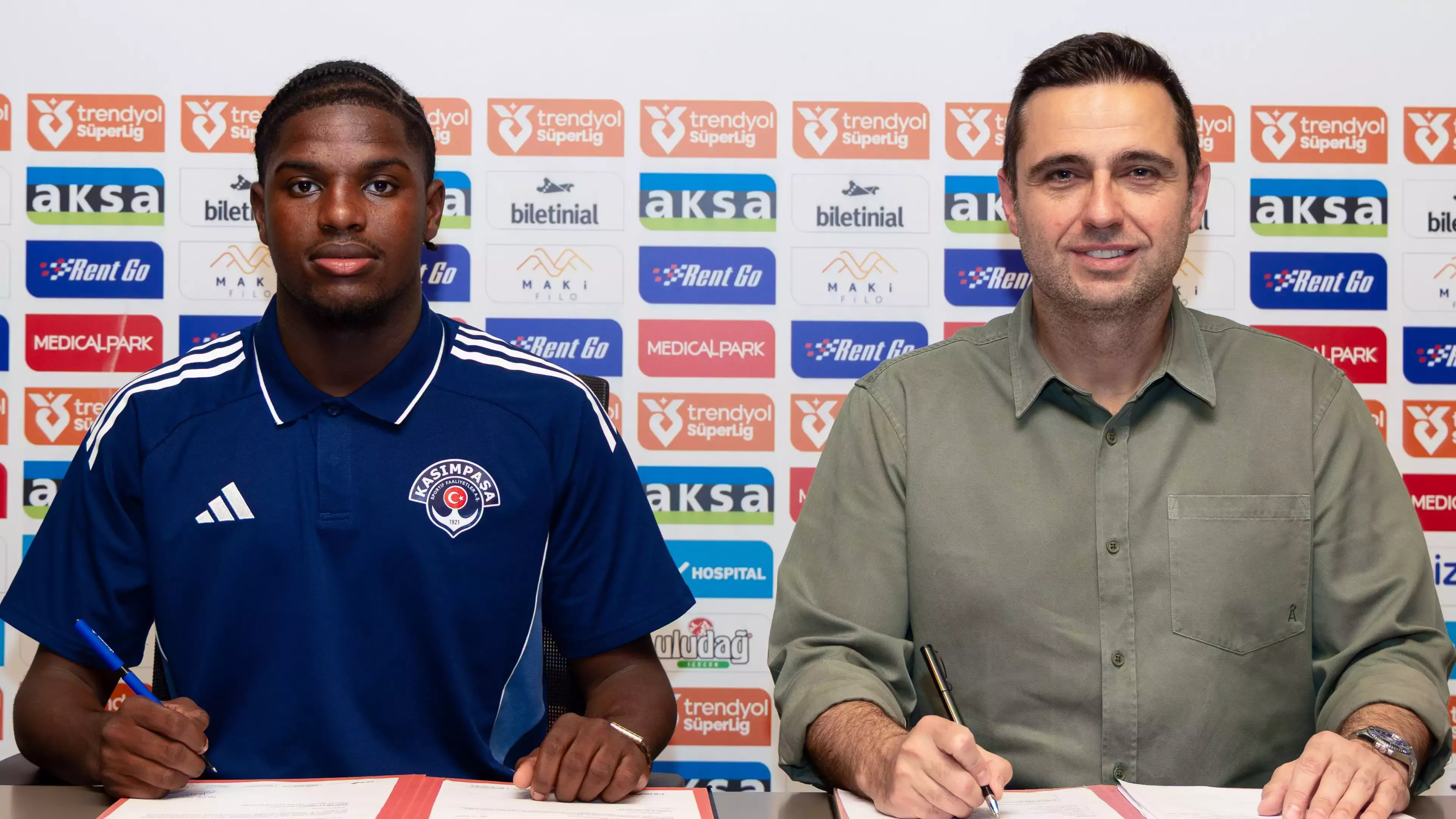 Kasımpaşa'nın yeni transferi Elson Mendes ve Kasımpaşa CEO'su&nbsp;Ceyhun Kazancı.