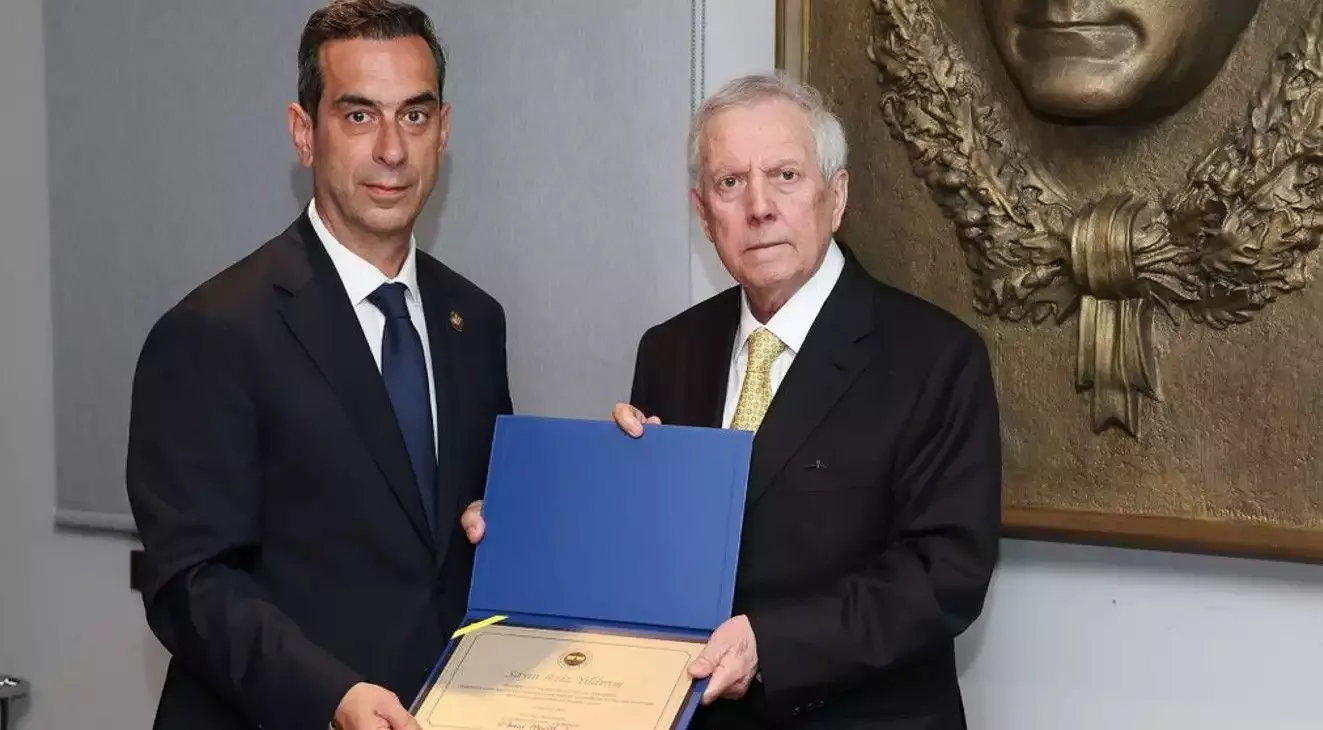 Fenerbahçe Başkanı Aziz Yıldırım ve yönetim kurulu üyeleri, mazbatalarını aldı