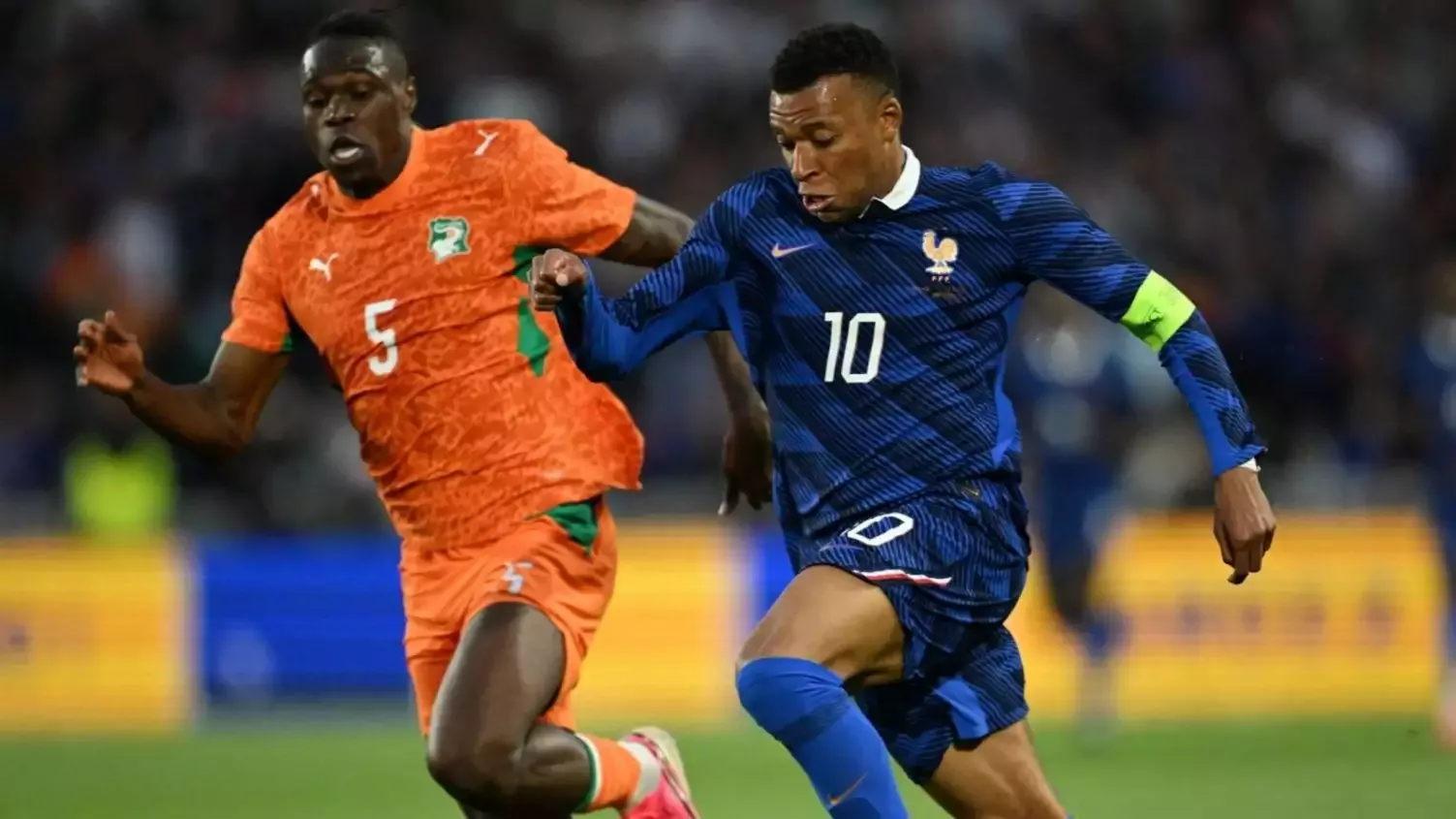 Wilfried Singo ve Kylian Mbappe