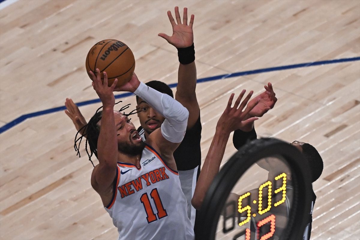 Knicks, NBA finallerinin en büyük geri dönüşünü yaparak Spur