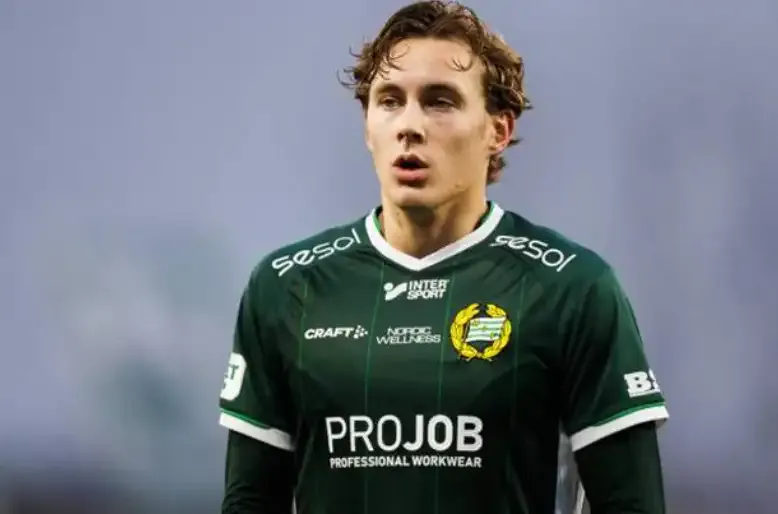 İsveçli sağ bek Hampus Skoglund