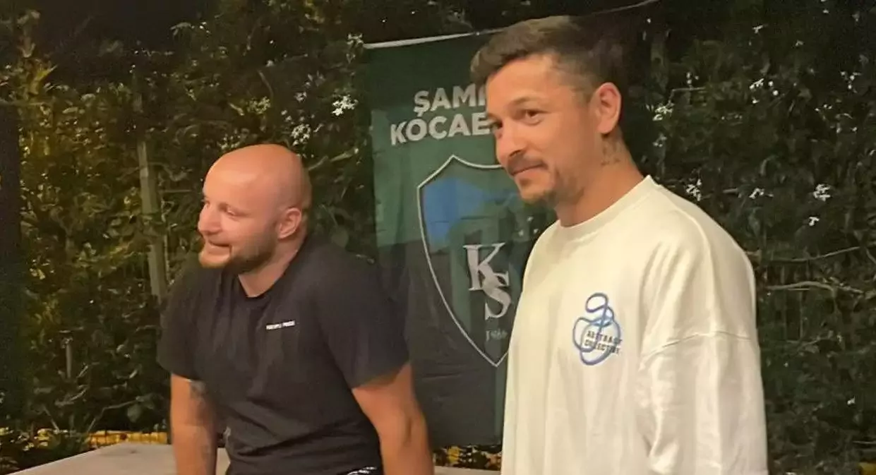 Kocaelispor'a veda eden Gökhan Değirmenci ve Ahmet Oğuz'a taraftarlardan büyük sürpriz