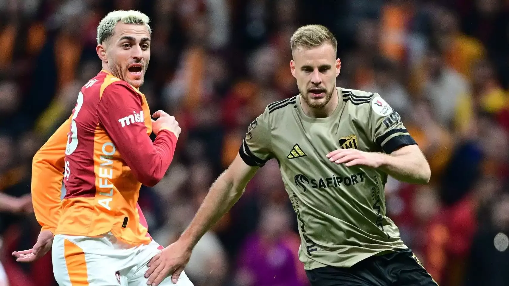 Galatasaraylı futbolcu Barış Alper Yılmaz ile Kocaelisporlu oyuncu Hrvoje Smolcic arasındaki ikili mücadele.