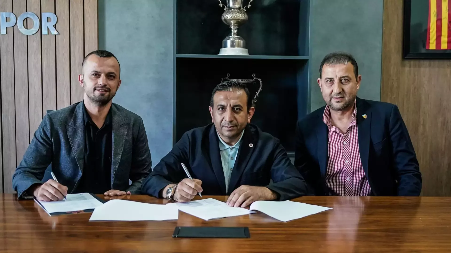 İlhan Parlak, 11 Haziran 2026 tarihinde Kayserispor ile genel koordinatörlük görevi için sözleşme imzalamıştı.