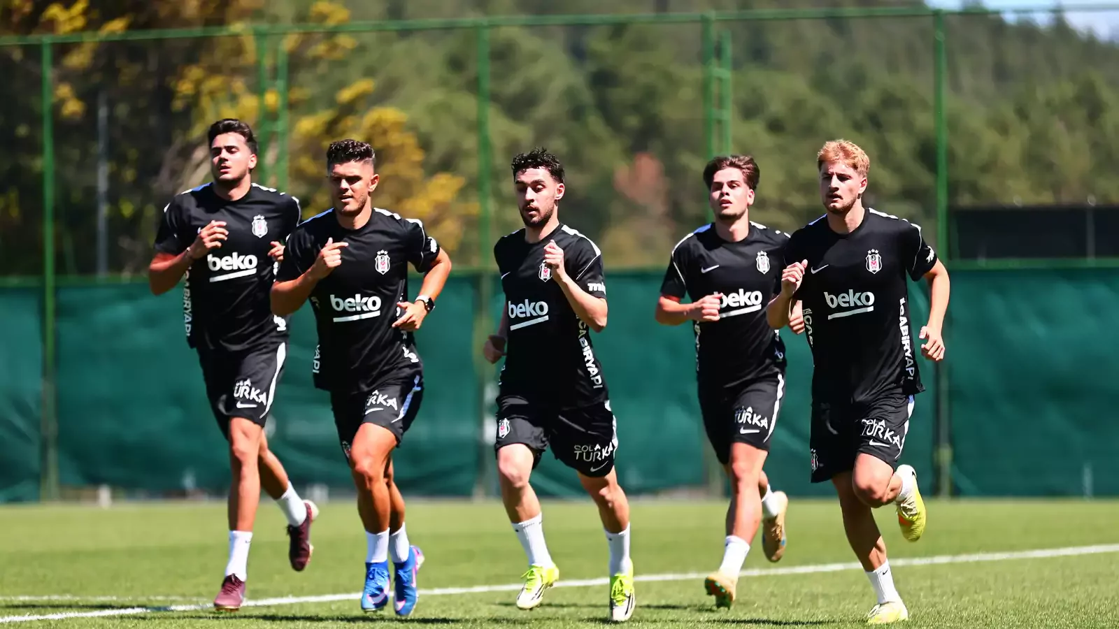 Beşiktaş, yeni sezon hazırlıklarına bugün yaptığı antrenmanla başladı.