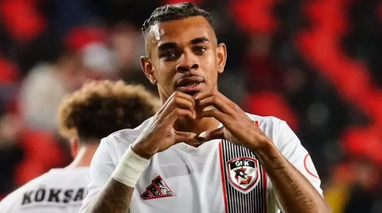 Gaziantep FK'nin Dünya Kupası'nda forma giyecek futbolcusu Juninho Bacuna'ya iki resmi teklif geldi