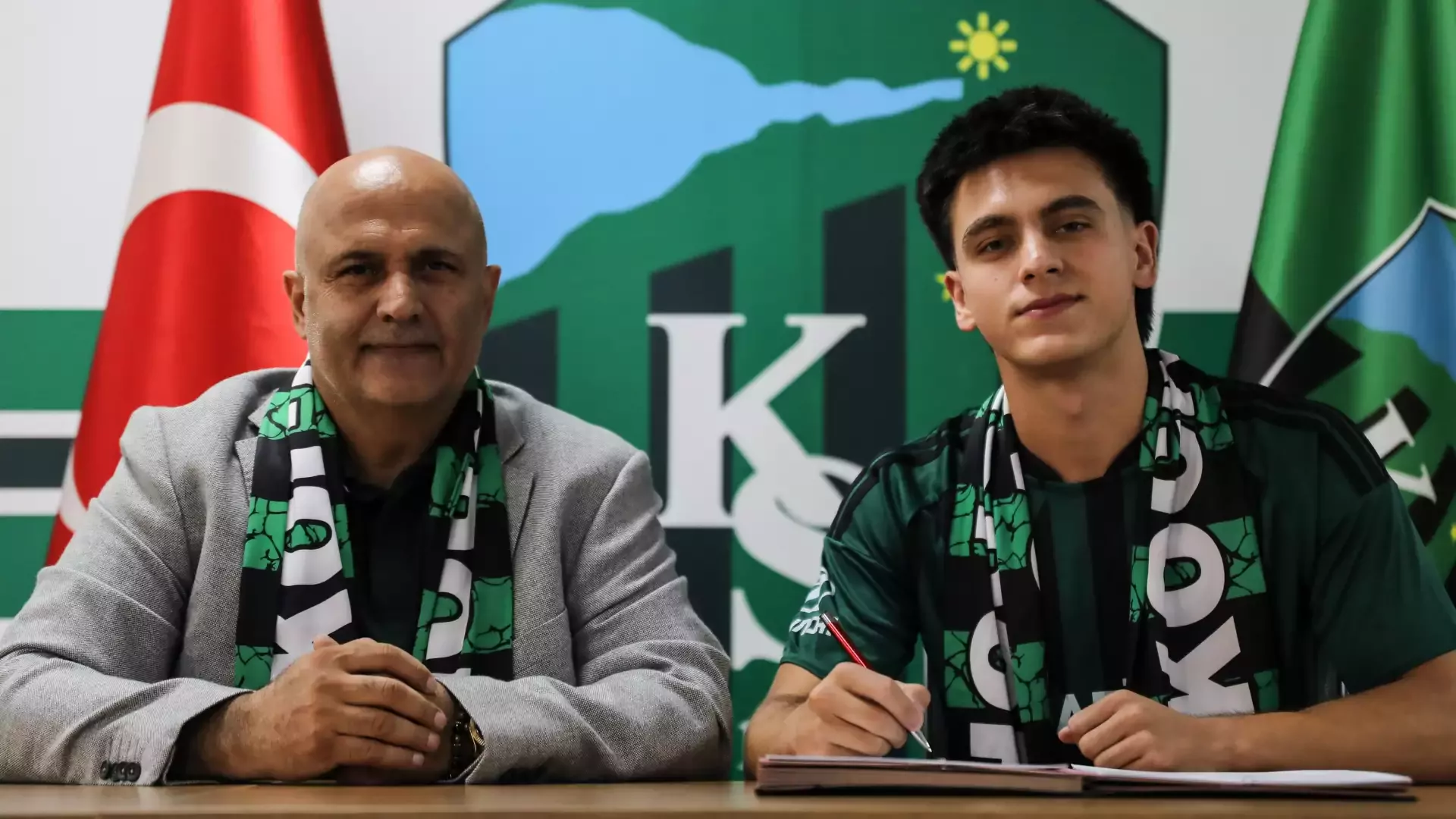Kocaelispor Başkanı Recep Durul, yeni transfer Haydar Karataş ile sözleşme imzaladı.