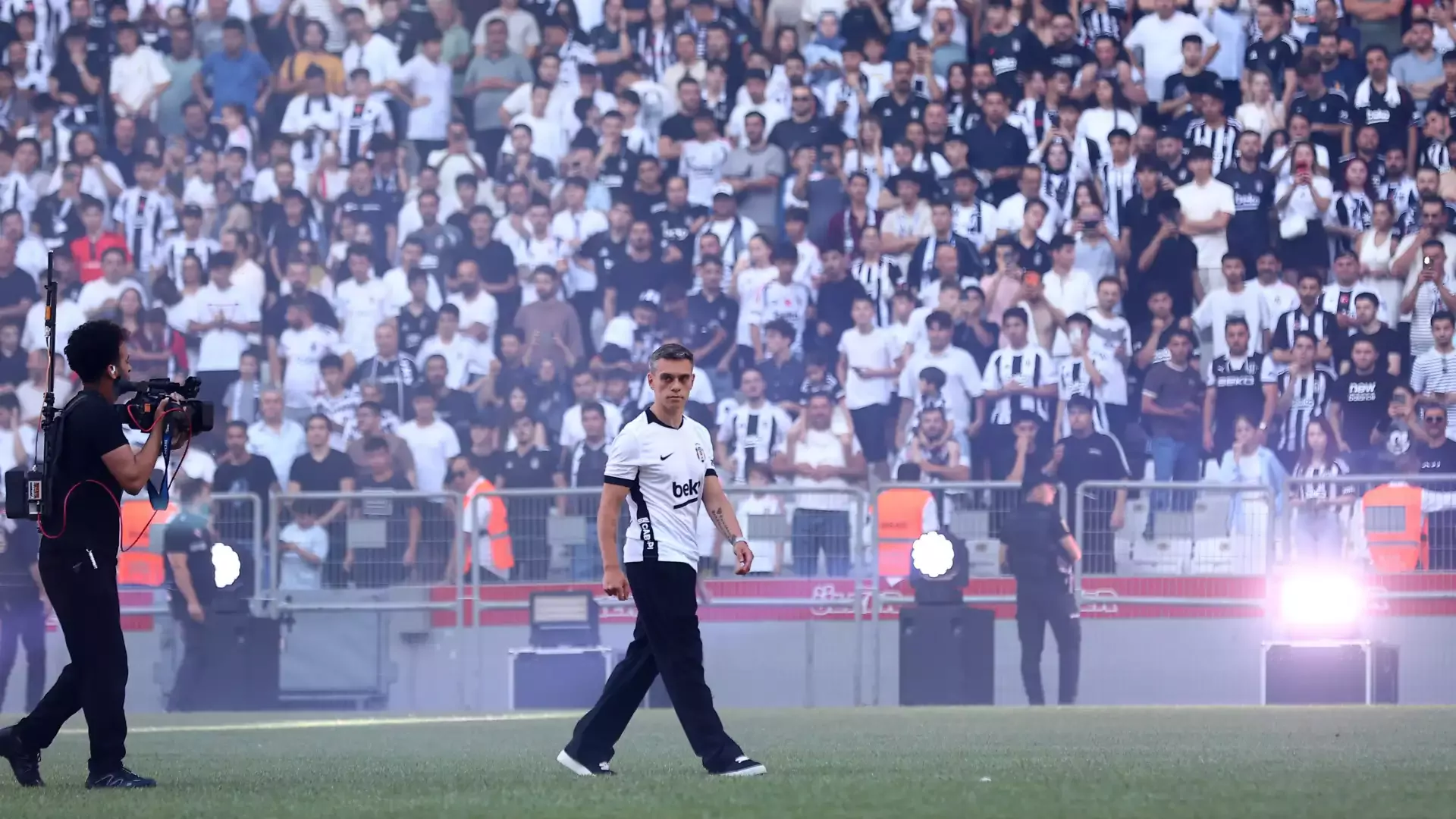 Tüpraş Stadyumu'nda Leandro Trossard için imza töreni düzenlendi.