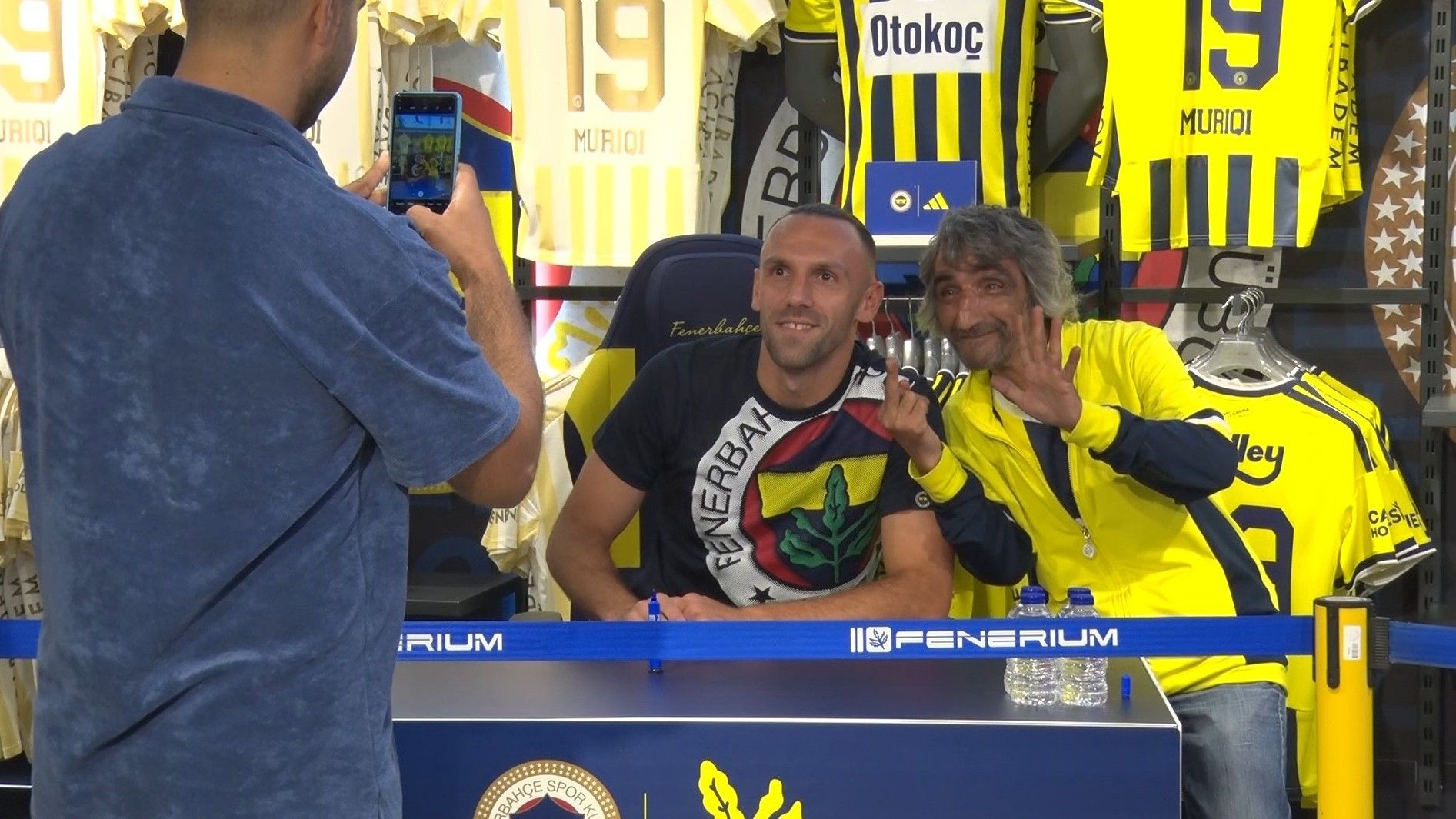 Vedat Muriqi'ye Kadıköy'de sevgi seli