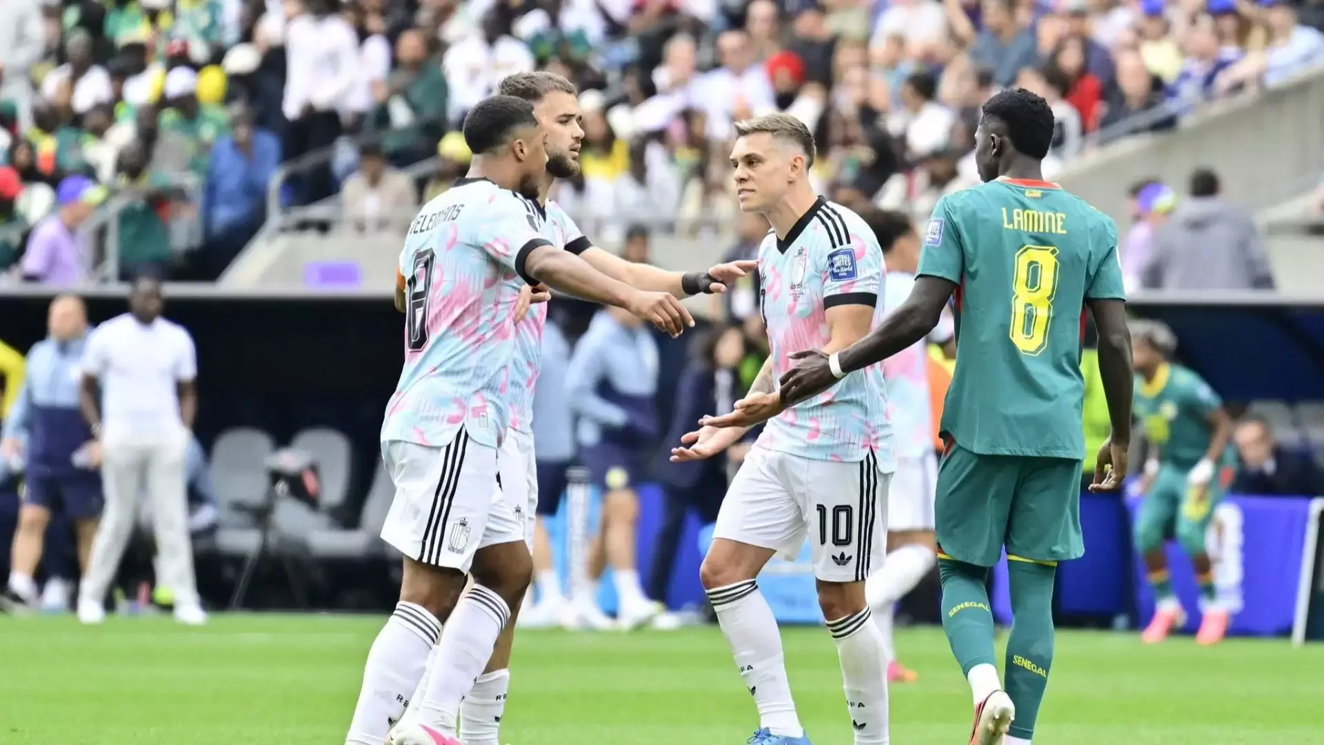 Tielemans ve Trossard arasında yaşanan gerginlik.