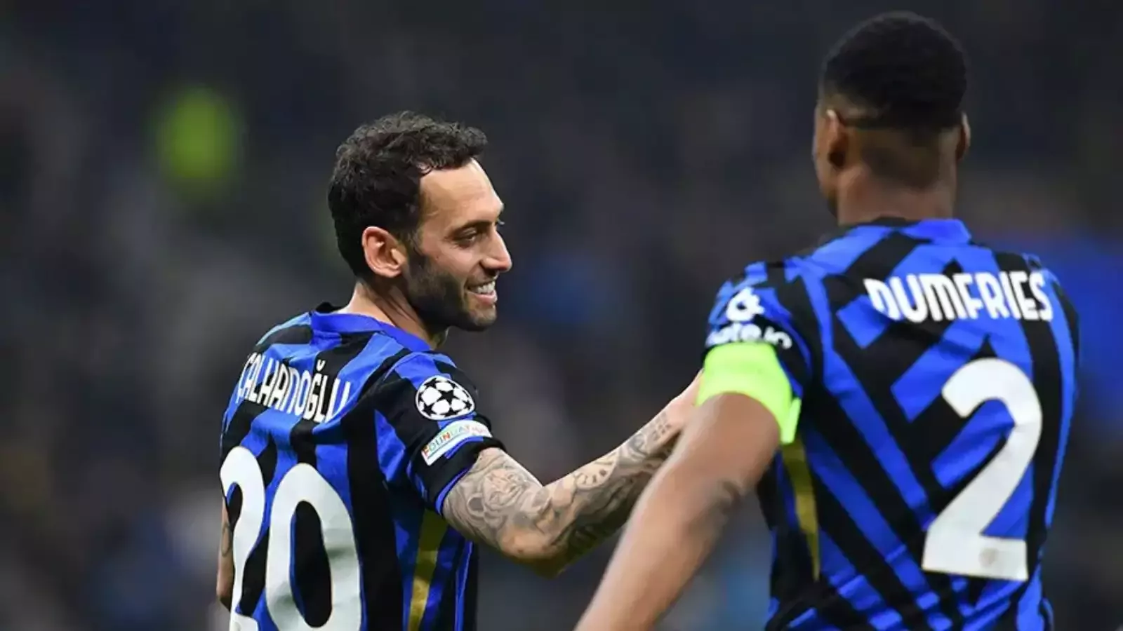 Hakan Çalhanoğlu ve Denzel Dumfries.