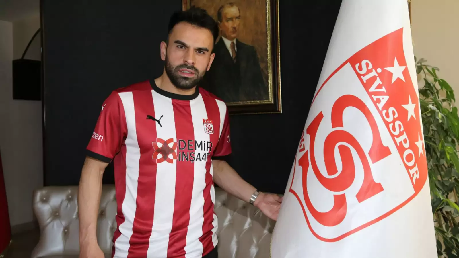 Sivasspor, tecrübeli sağ bek ile 1 yıllık sözleşme uzattı!